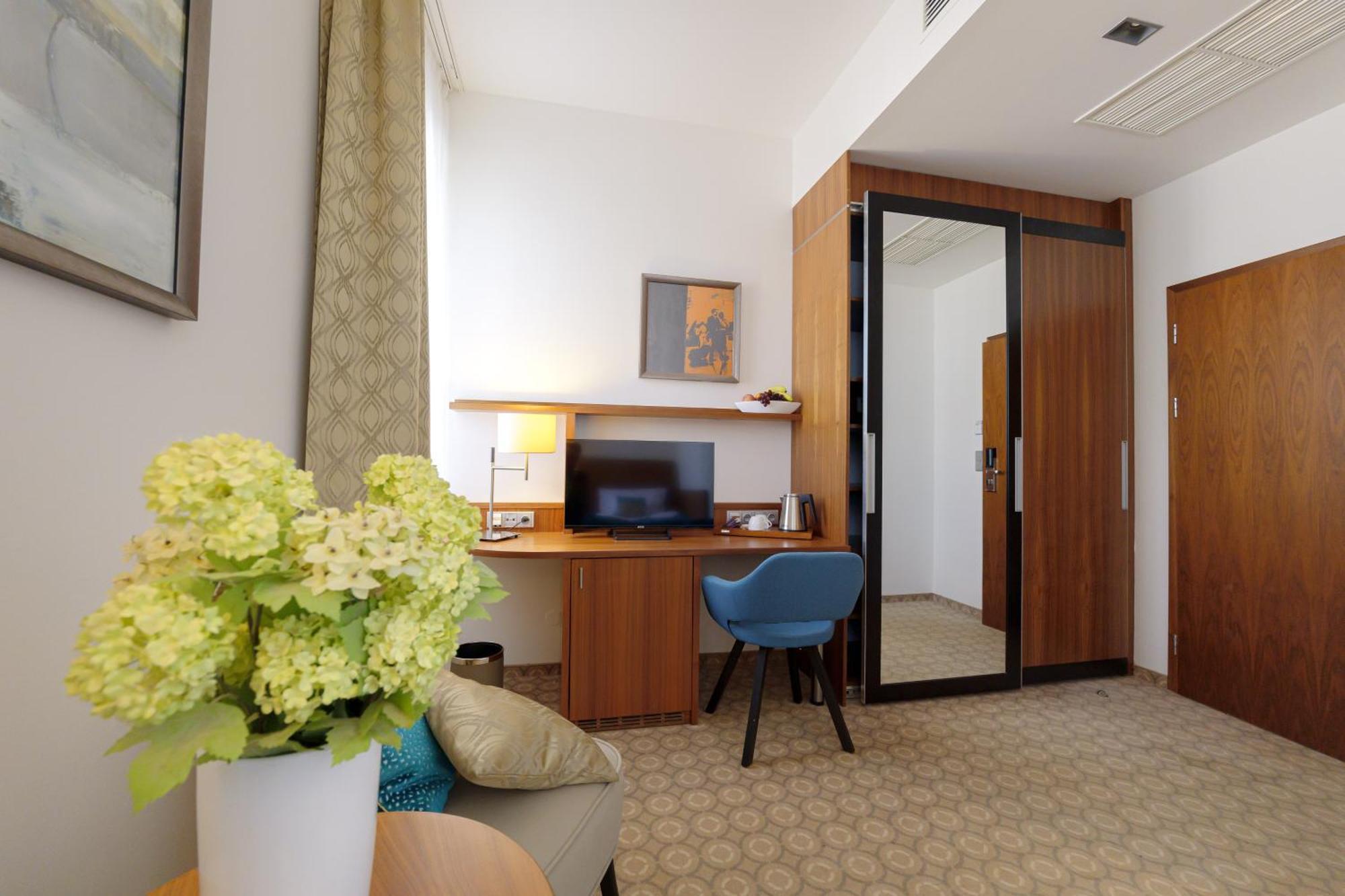 Hotel Silenzio Прага Экстерьер фото