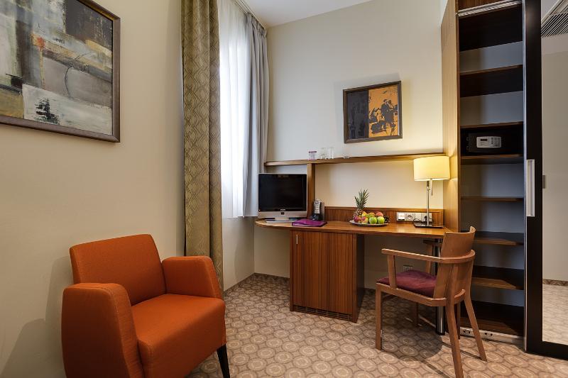 Hotel Silenzio Прага Экстерьер фото